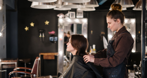 La remise d'un devis avant la réalisation d'une prestation de coiffure