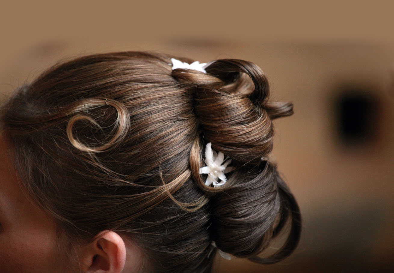 Fille dans un salon de coiffure