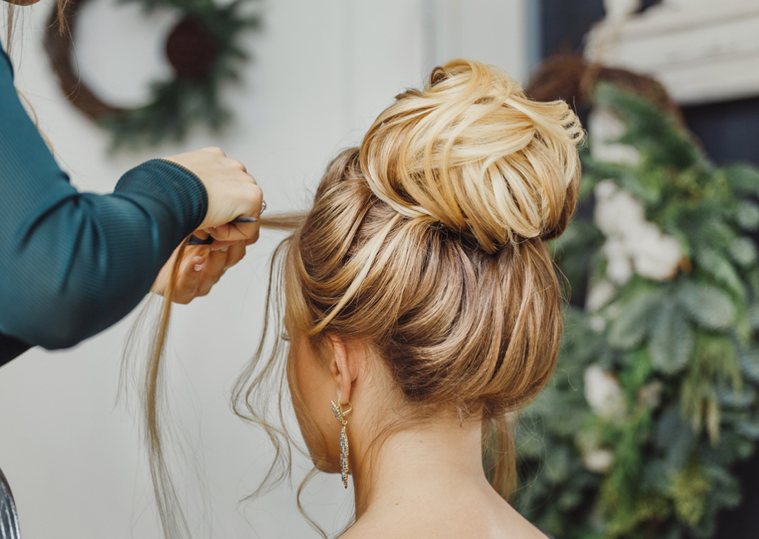 Fille dans un salon de coiffure