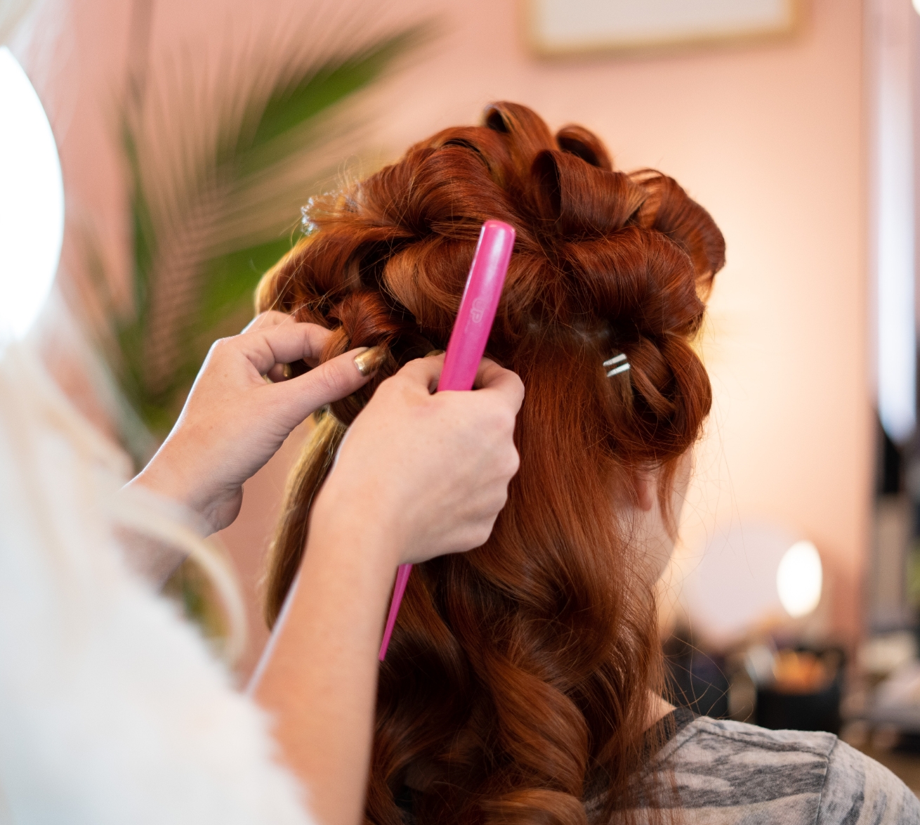 Personne en train de faire une coiffure à une femme