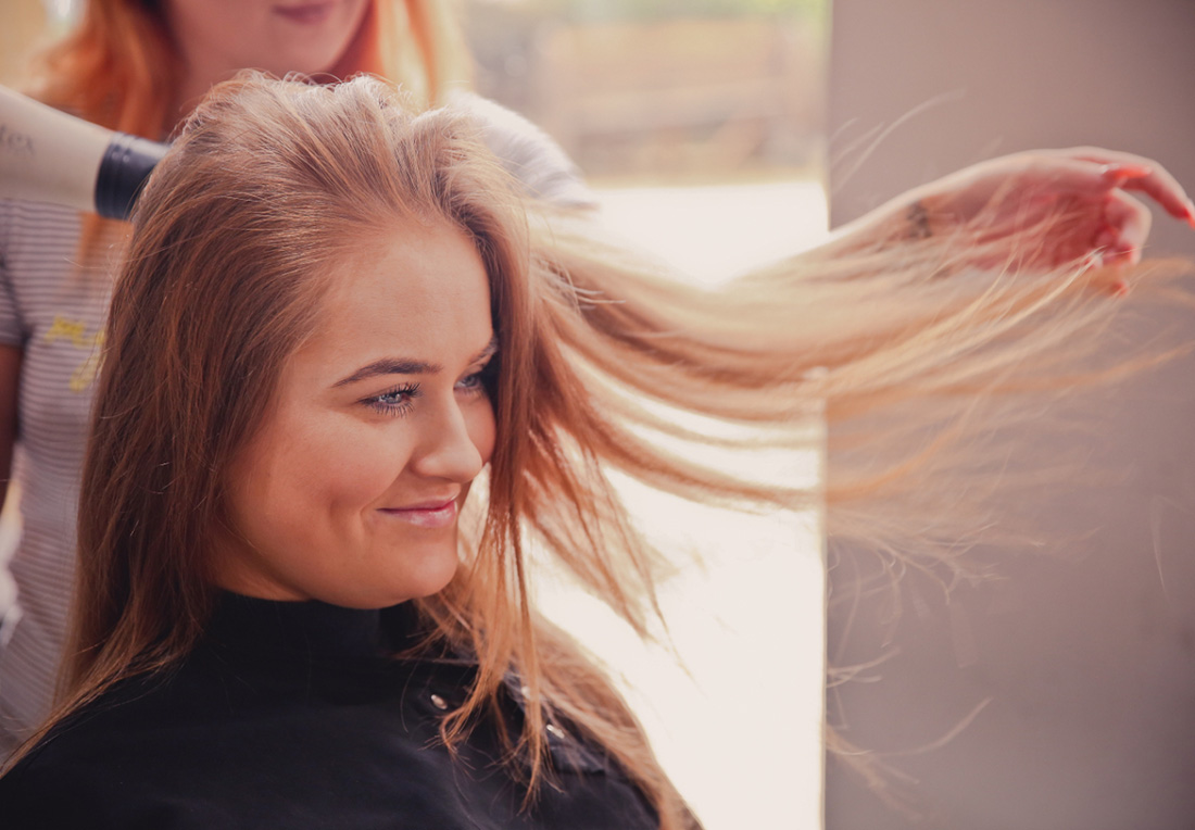 Fille dans un salon de coiffure